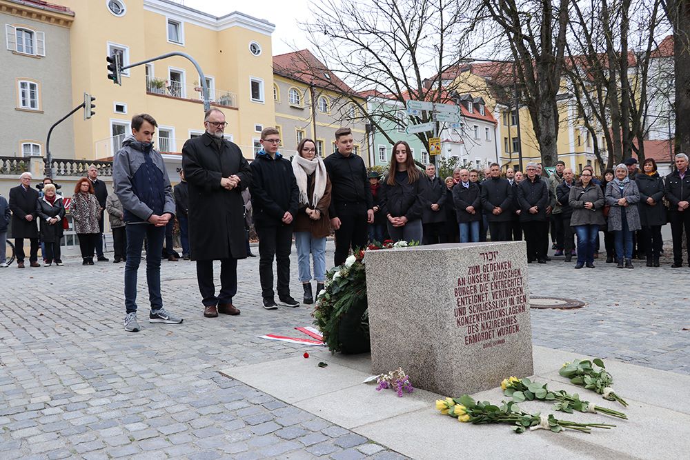 Ralf Stadler - Gesinnung wie Bildposition - ganz rechts Außen